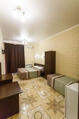 Гостевой дом Panorama Resort Кабардинка Стандартный трехместный номер с видом на море-5