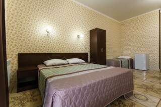 Гостевой дом Panorama Resort Кабардинка Стандартный трехместный номер с видом на море-4