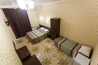 Гостевой дом Panorama Resort Кабардинка Стандартный трехместный номер с видом на море-1